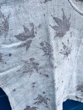 Load image into Gallery viewer, Maple leaf blue crop Top - Linen M
